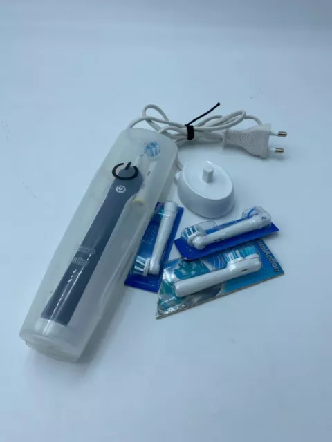 Braun OralB Pro 1 ToothBrush & Charger with 1 Unused Head & 3 Brand New Heads