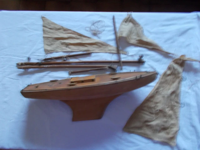 Bateau Voilier De Bassin Ancien – Bois, Vers 1960, à Restaurer, Jouet Miniature