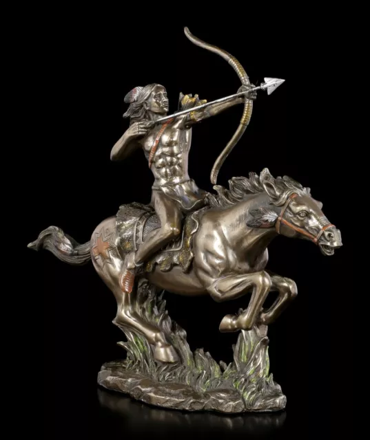 Statua Indiano - Guerriero Su Cavallo Con Arco E Arco Westerndeko B 25 CM