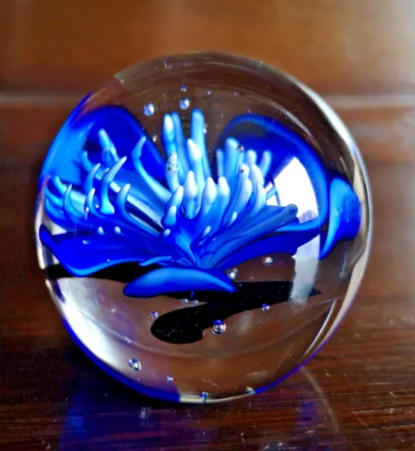 Clear Art Glas Briefbeschwerer mit blauem Blumendesign