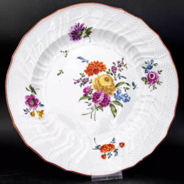 23,5 cm/um 1770 - Meissen Suppenteller Neuer Ausschnitt Ozier-Relief Roter Rand