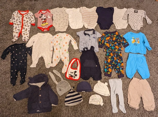(N. 93) pacchetto enorme vestiti bambino 0-3 mesi