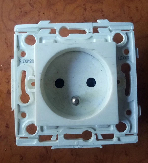 Prise électrique Arnould ESPACE 2P+T - Référence 60131, Neuve Avec Traces De Stockage, Vendue à L'unité