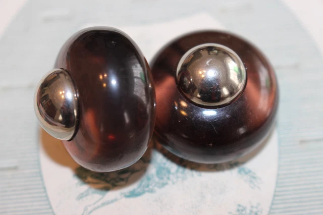ANCIEN GROS BOUTON au MOTIF de FLEUR AJOURÉE en MÉTAL et LUCITE vers