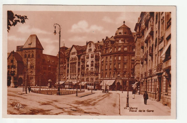 METZ  - Moselle - CPA 57 - Places - Place de la Gare - Restaurant - tramways
