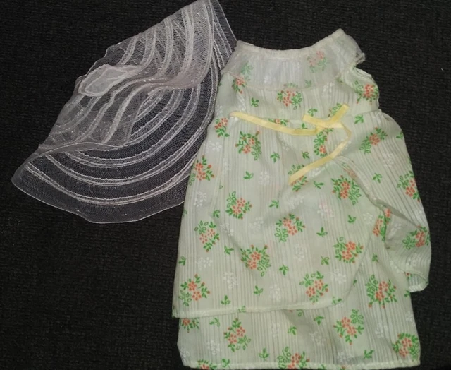 Fisher-Price 1981 Miss Piggy’s Garden Party Apparel Dress-Up Muppet Doll Fashion