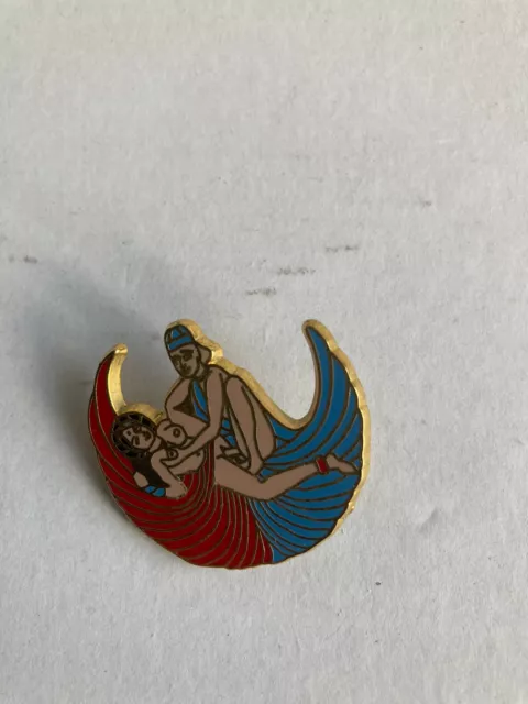 rare gros pin's..numéroté...KAMASUTRA..NU..EROTIQUE..MAXIMILIEN..QUALITE ARTHUS.