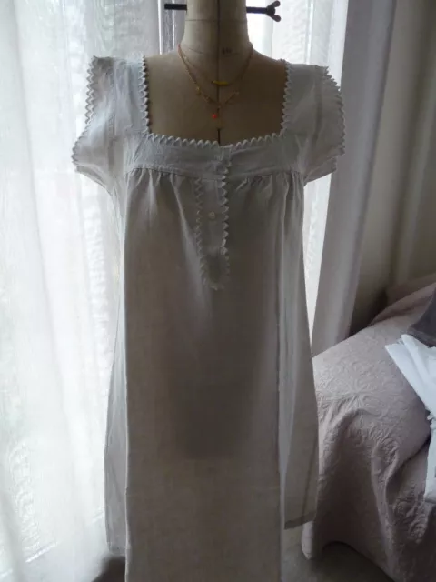 belle chemise de nuit ancienne en lin fin brodée main neuve lavée 1 fois R.C