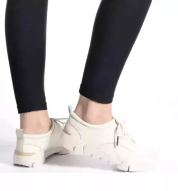 Clarks tri sara 2025
