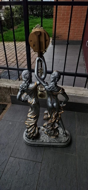 orologio a pendolo su statua
