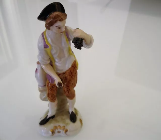 Figur Porzellan Ludwigsburg Jüngling bei der Weinlese 1. Wahl  H : 12,0 cm