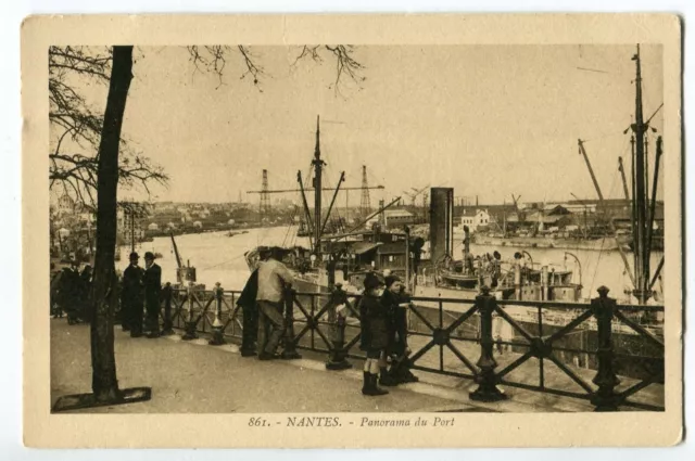 Cpa 44 Nantes Panorama Du Port Animee Bateaux