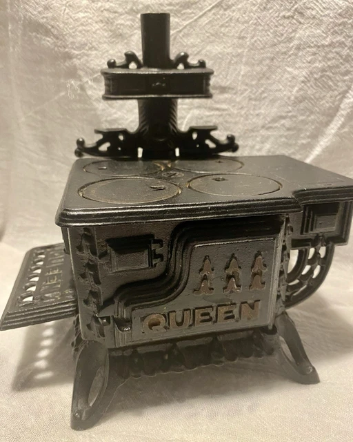 VINTAGE QUEEN CAST Iron Miniature Stove Oven Salesman Sample