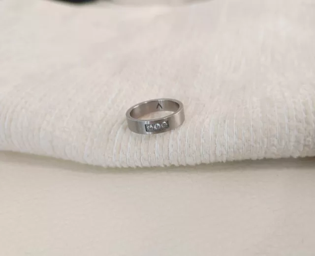 Anillo de acero con circonitas. Regalo para ti, para darte un capricho.