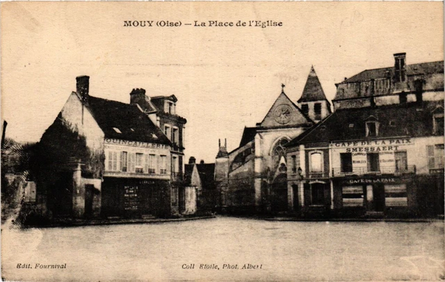 CPA AK MOUY - La Place de l'Église (423342)