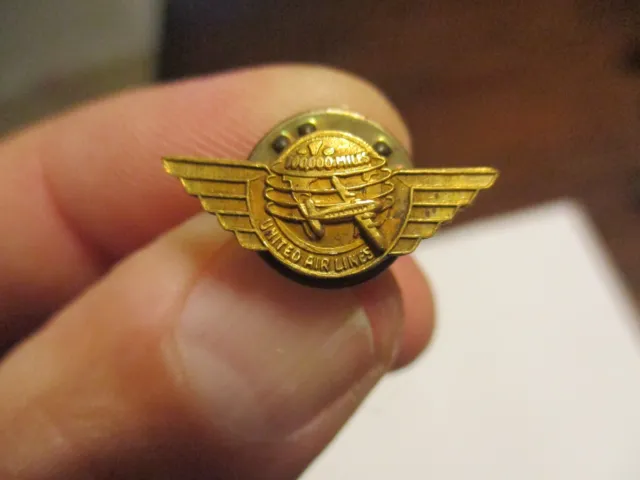 United Airlines 100.000 Miles Flight Award Promo Pin Frquent Flyer Screw Back
