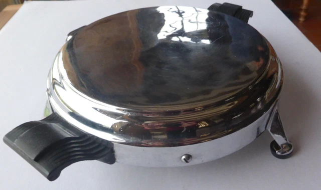 Paire de chauffe-plats en métal doublé d'argent et leur cloche vers