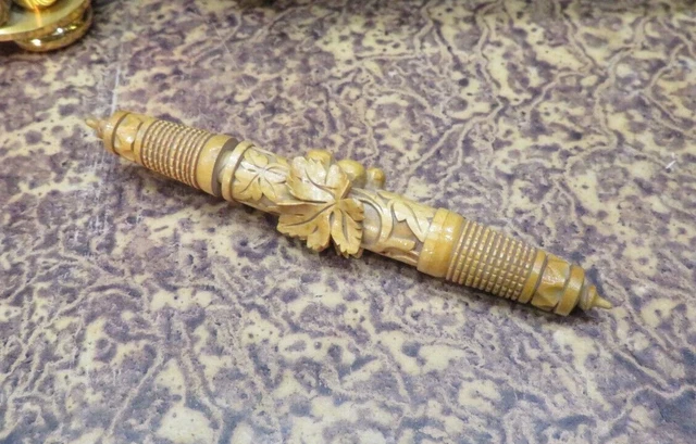 ancien grand porte aiguilles en bois clair sculpté epok 1900 de couturiere 14cm