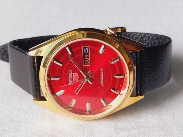 Orologio da polso da uomo Seiko 5 vintage automatico con quadrante rosso...