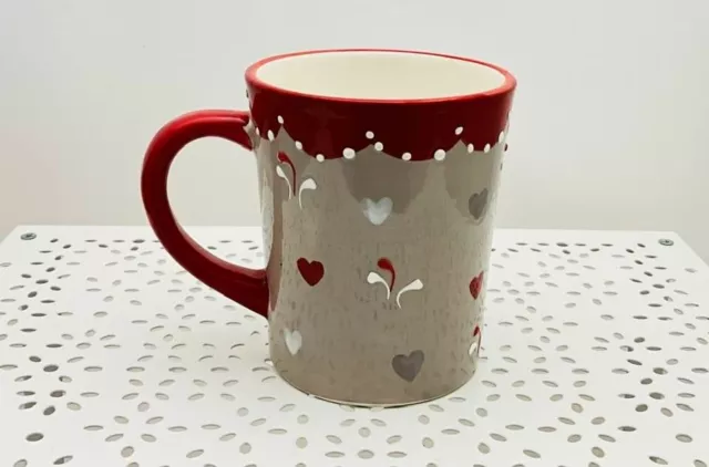 Mug céramique gris rouge motif en relief pois coeurs et fleurs 10 x 8,5 cm env