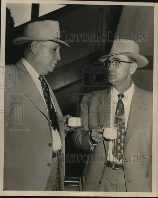 1954 Press Photo Baytown Texas Chief of Police H.E. McKee with unknown man.