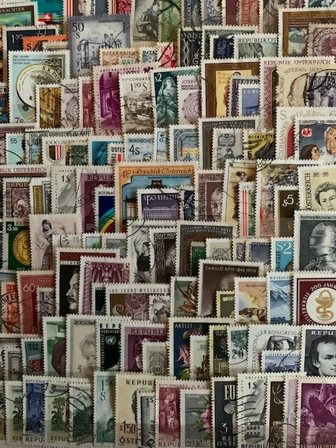 Sammlung von 300 verschiedenen  Briefmarken aus Österreich