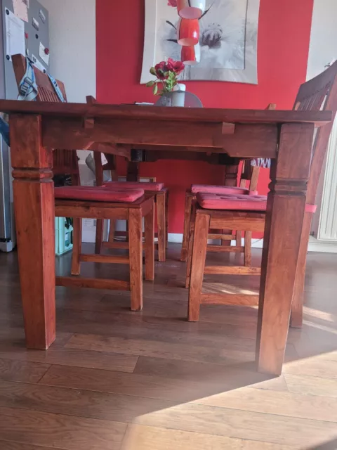 Esszimmer Tisch mit Stühlen