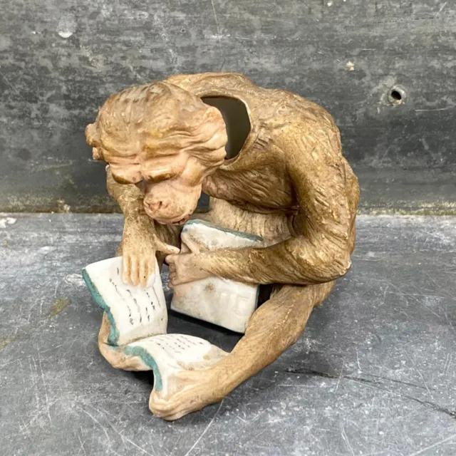 Statuette d’un singe liseur avec tête remuante en céramique, début XXème