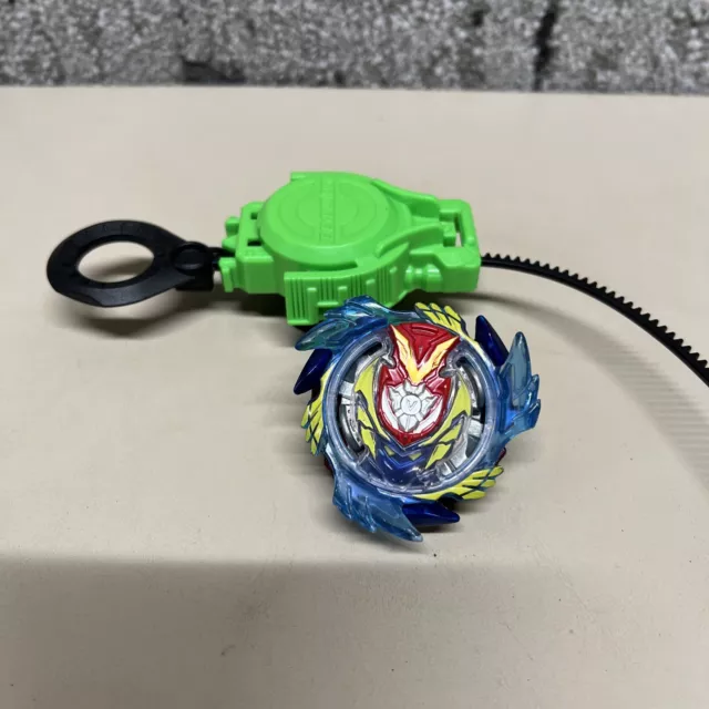 Beyblade Pião e Lançador Hypersphere Sword Valtryek V5 Hasbro na Tyzu Toys