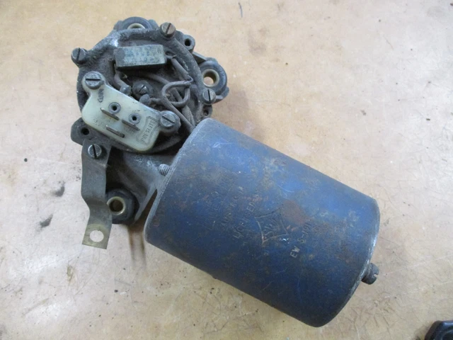 Eh on sale holden windscreen