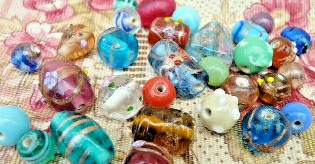 LOT DE 30 PERLES VINTAGES FANTAISIES EN VERRE DE MURANO et CÉRAMIQUE EN VRAC