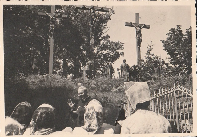 Lourdes - Preghiera - 1958 - piccola foto con Prete e pellegrini