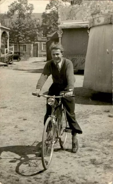 Ak Fahrrad Radfahrer Auf Jahrmarkt Um 1930