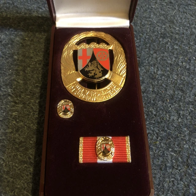 FEUERWEHR EHRENZEICHEN RHEINLANDPFALZ, GOLD, m. Etui u. Ehrennadel, 35