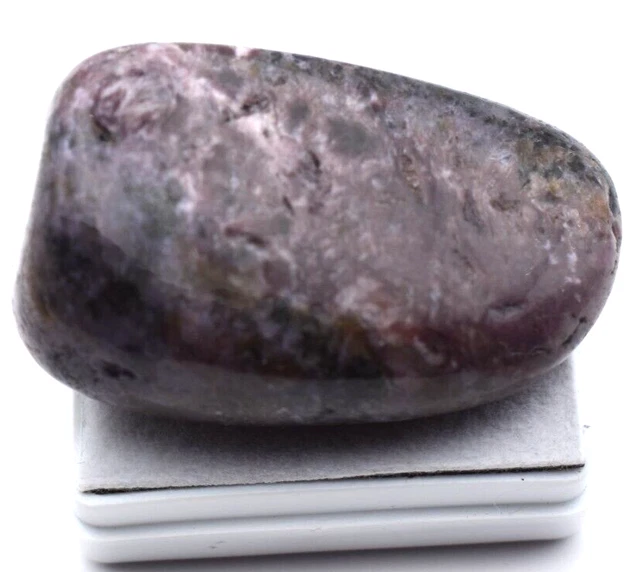 Pietra preziosa non trattata lucidata con cristalli di sugilite naturale...