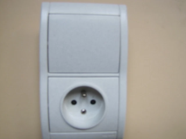 Interrupteur Va-et-vient Legrand 84002 Sagane Xéliomat - Avec Enjoliveur Graphimat, Double Sortie, Occasion Bon état