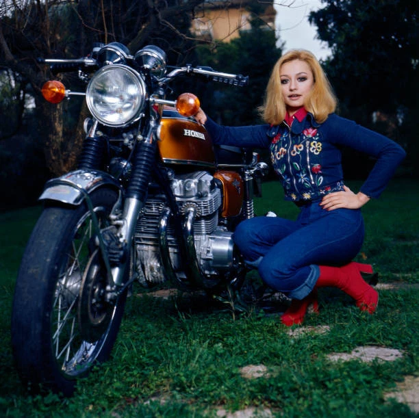 Italian Tv Presenter Actress Singer & Showgirl Raffaella Carr OLD PHOTO 18
