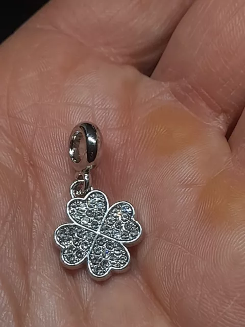 Ciondolo Charm in acciaio color argento simil Pandora Quadrifogli Porta Fortuna