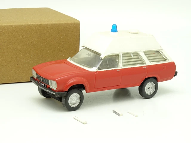 Voiture Miniature Kit résine monté Peugeot 205 5 Portes MVI France au 1 Voiture Miniature Kit résine monté Peugeot 205 5 Portes MVI France au 1