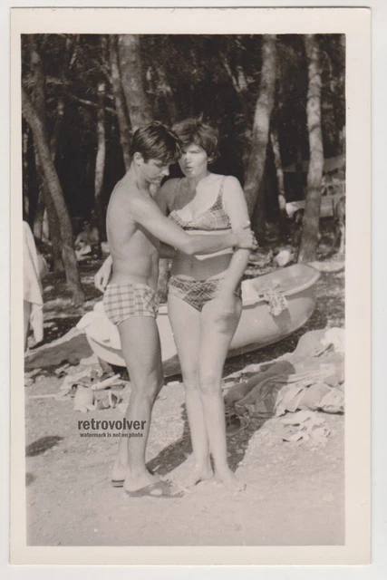 Jeune homme torse nu photo stock. Image du fléchissement - 297198756