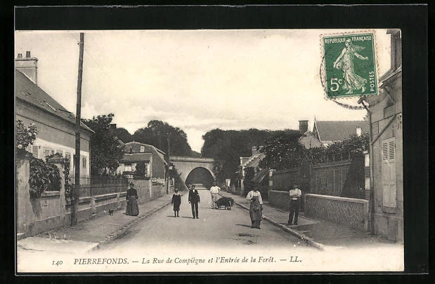 CPA Pierrefonds, La Rue de Compiègne et L´Entrée de la Forêt 1911