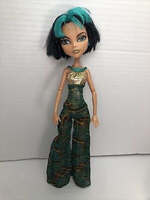 Dagger Monster High Doll Cleo de Nile Skull Shores Pair of Aqua Dagger Earrings 