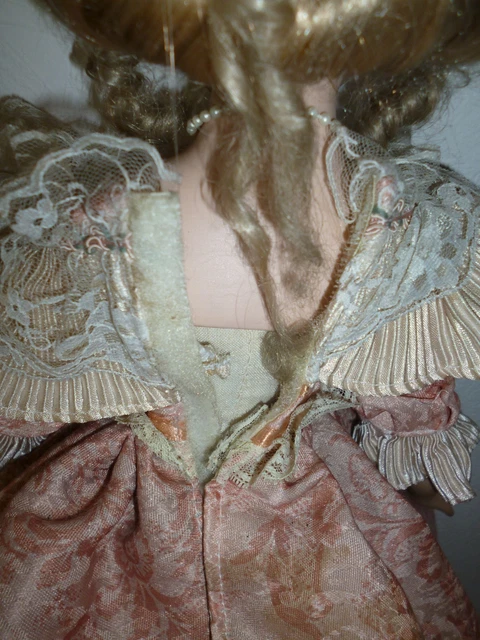 POUPEE ANCIENNE - - TETE MAINS ET PIEDS EN PORCELAINE