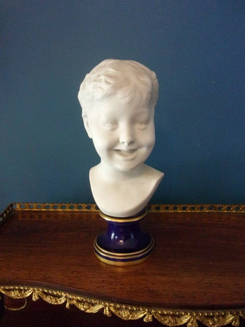 Buste en biscuit  sur piédouche porcelaine - ENFANT RIEUR d'après DONATELLO