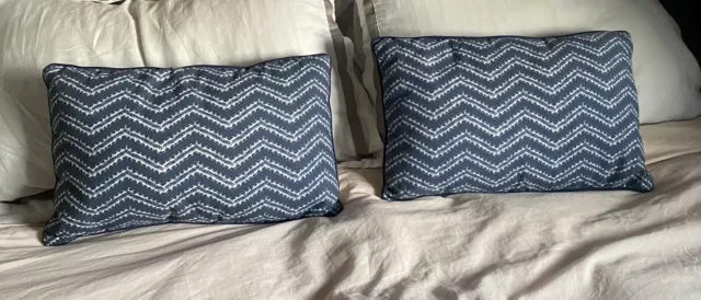 NUOVO set di 2 cuscini in fibra cava blu navy imbottiti morbidi zig zag chevron con cerniera