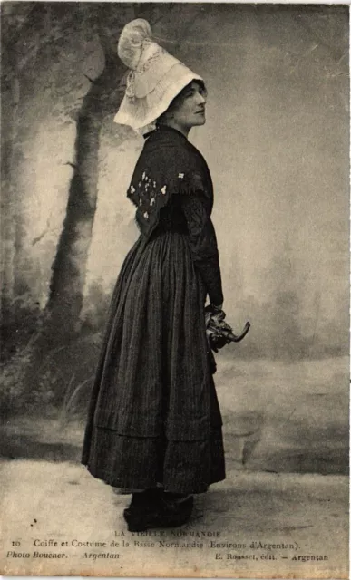 CPA La Vieille Normandie Coiffe et Costumes de la Bosse Normandie (435095)