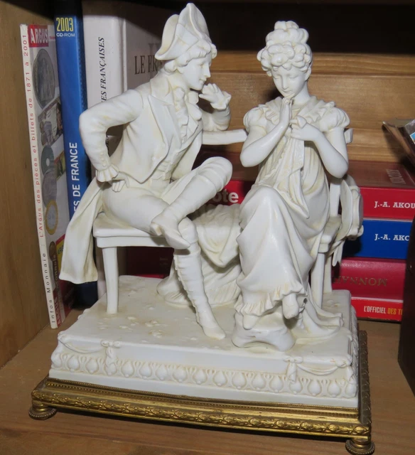 couple personnage en biscuit porcelaine  sur cadre laiton