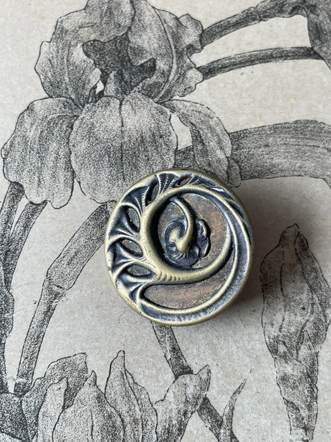 Grand bouton ancien en métal motif  Art nouveau - 1900 -   Collection
