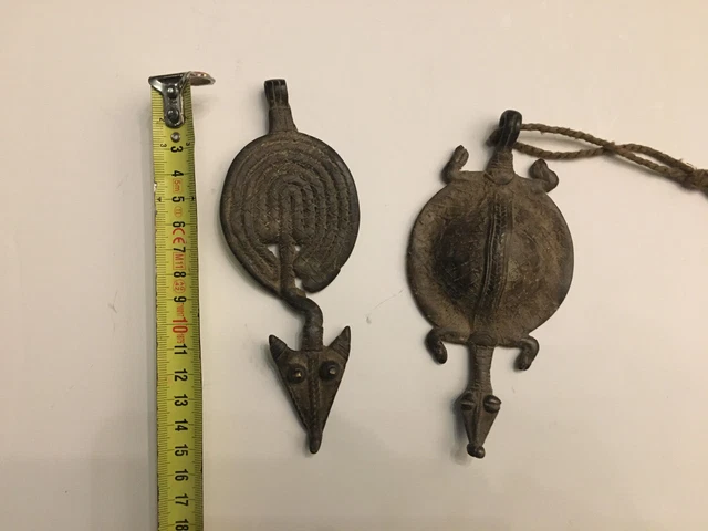 Pendentif Ancien En Métal Bronze Patiné Type Dentelle - Forme Carrée - Occasion - Sans Marque