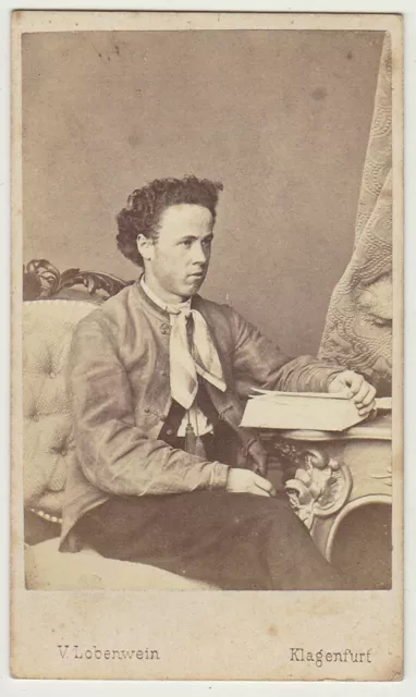 1860er CDV Herrenporträt mit Buch, von V. Lobenwein, Klagenfurt